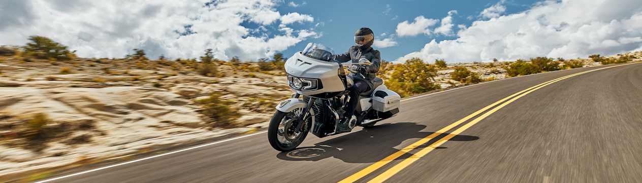 Indian Challenger Limited 2025 Ghost White Metallic : trois quarts avant gauche sur route