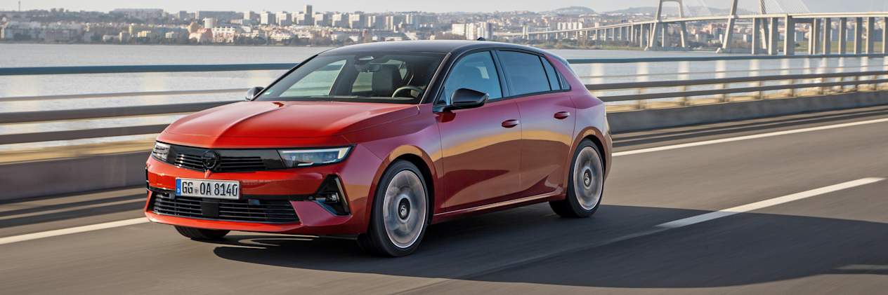 Opel Astra 2022 : trois quarts avant gauche sur route