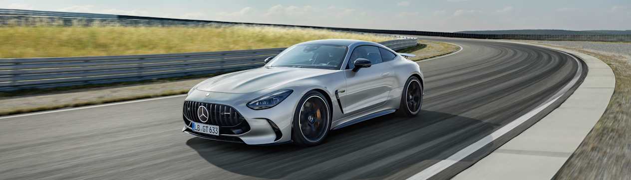 Mercedes-AMG GT 2023 : trois quarts avant gauche en virage sur circuit