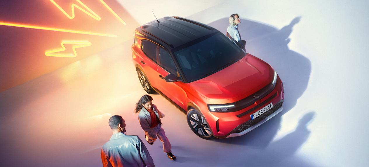 Opel Frontera 2024 : vue trois quarts avant droit plongeante avec famille