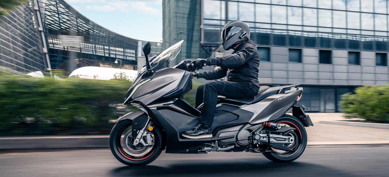 Kymco AK Premium 2024 : profil gauche en ville