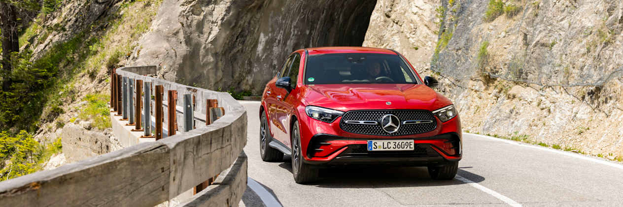 Mercedes GLC Coupé 400e 2023 : face avant sur route sinueuse de montagne