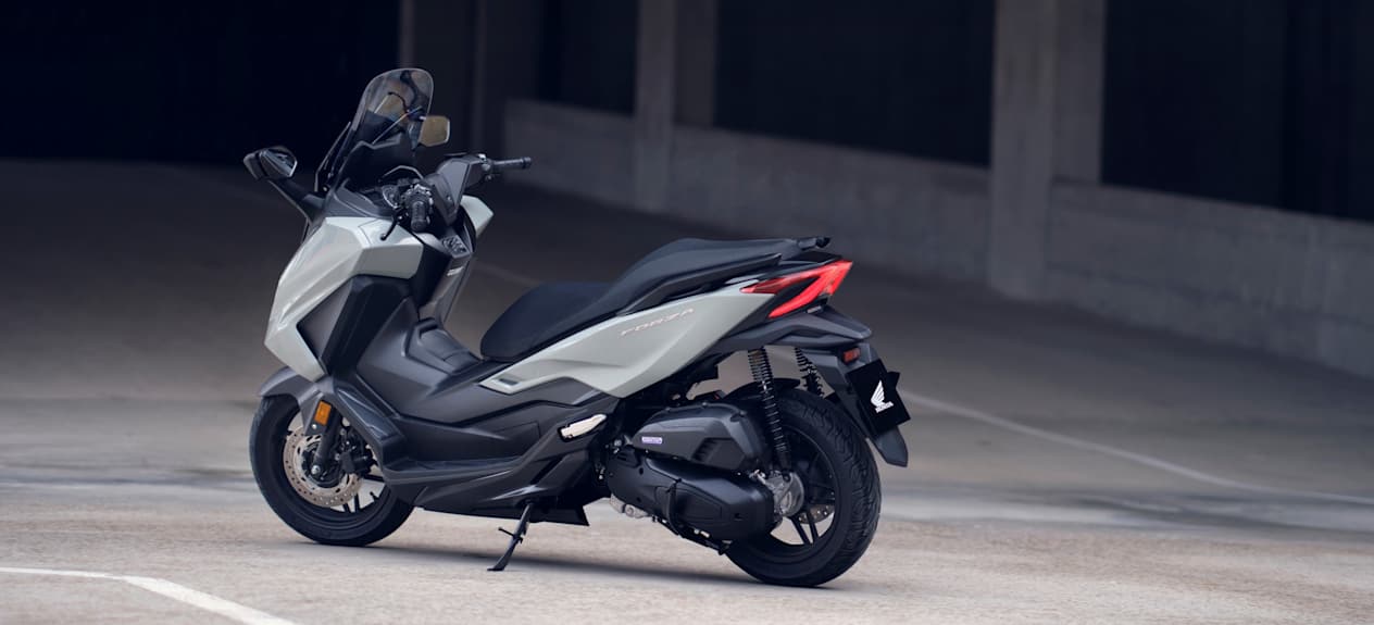 Honda Forza 125 2023 : trois quarts arrière gauche statique