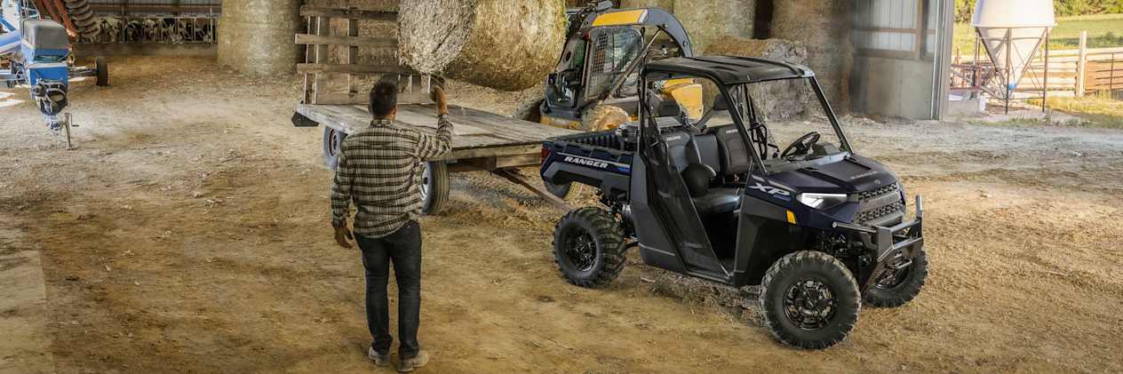 Polaris Ranger XP 1000 2023 : trois quarts avant avec remorque