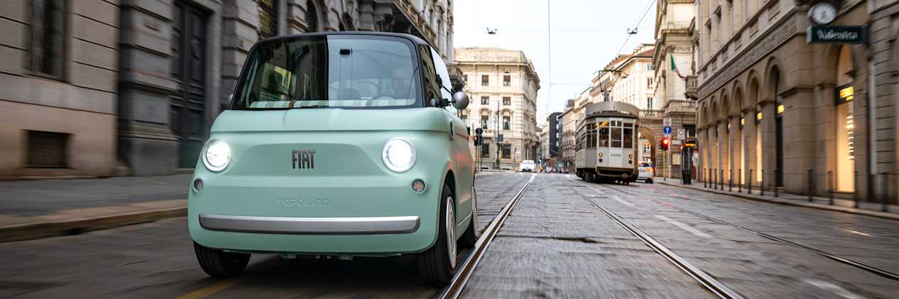 Fiat Topolino 2023 : face avant sur route en centre ville