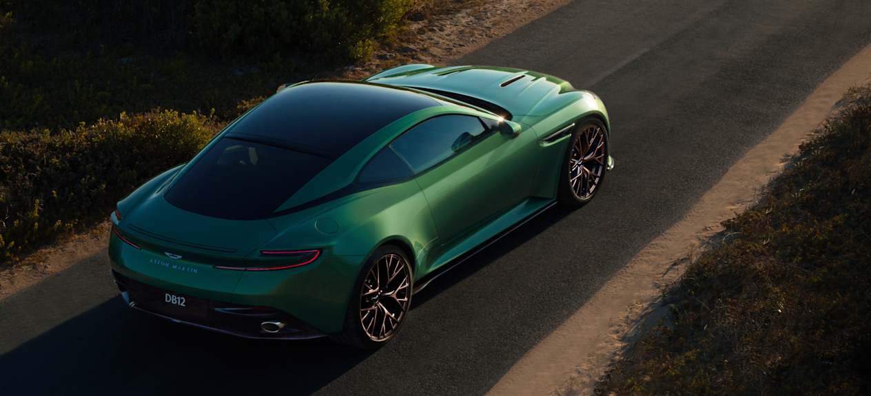 Aston Martin DB12 trois quarts arrière droit vue plongeante