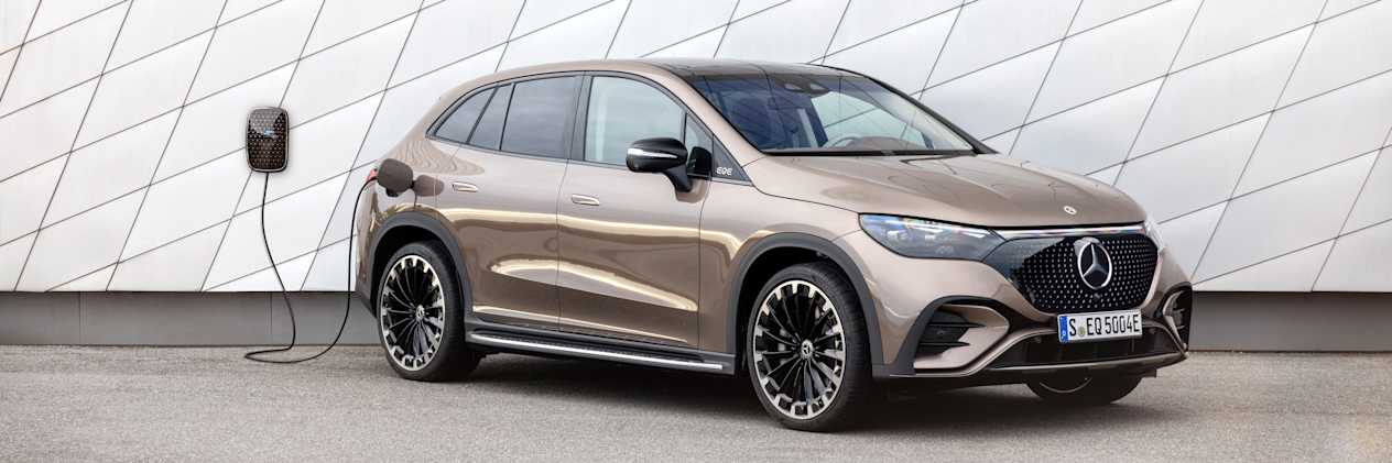 Mercedes EQE SUV 2022 : trois quarts avant droit en recharge