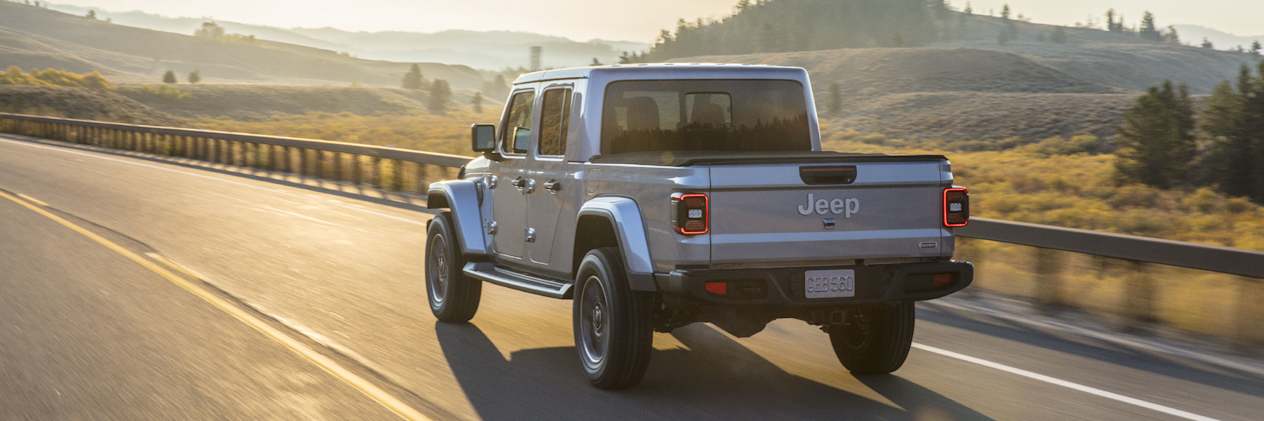 Jeep Gladiator 2022 : Trois quart arrière gauche sur une route