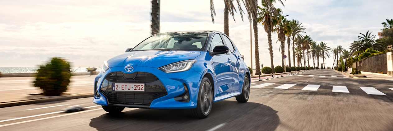 Toyota Yaris 2024 : trois quarts avant gauche sur route en bord de mer