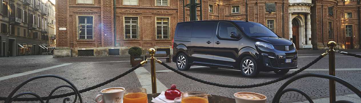 Fiat e-Ulysse : Trois quart avant droit devant une terrasse 