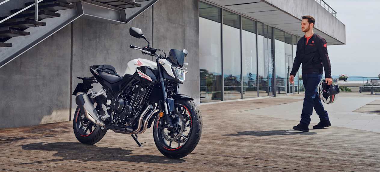 Honda CB500 Hornet 2024 : trois quarts avant droit statique avec jeune motard