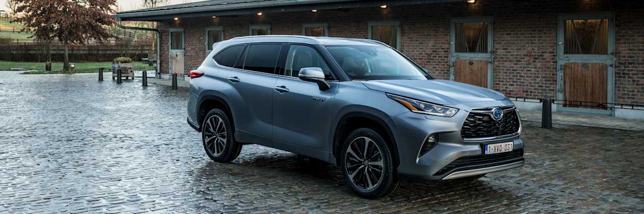 Toyota Highlander 2021 : trois quarts avant droit statique