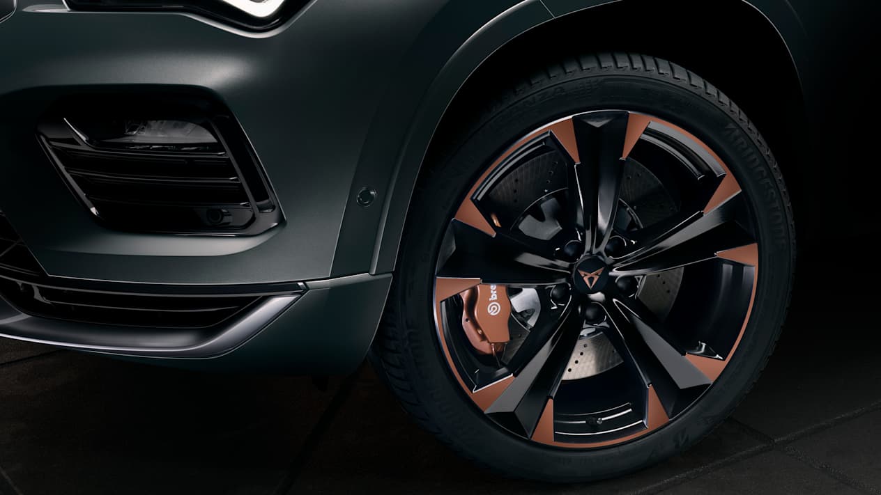 Detail of the alloy wheels on the new CUPRA Ateca, highlighting their distinctive design and performance-oriented styling.