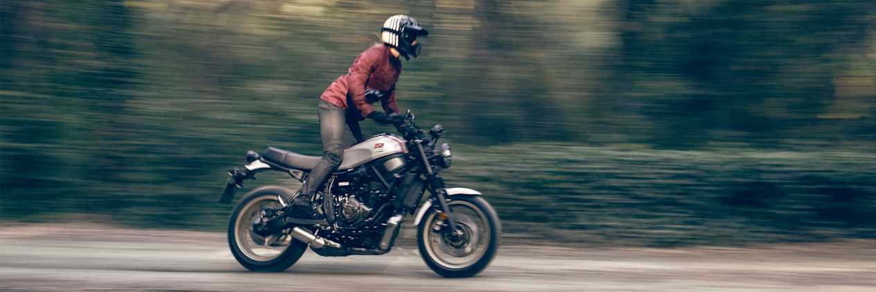 Yamaha XSR700 XTribute 2022 : profil droit sur chemin de terre