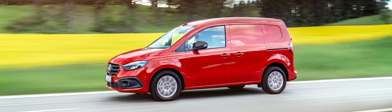 Mercedes-Benz Citan 2021 rouge de profil sur route
