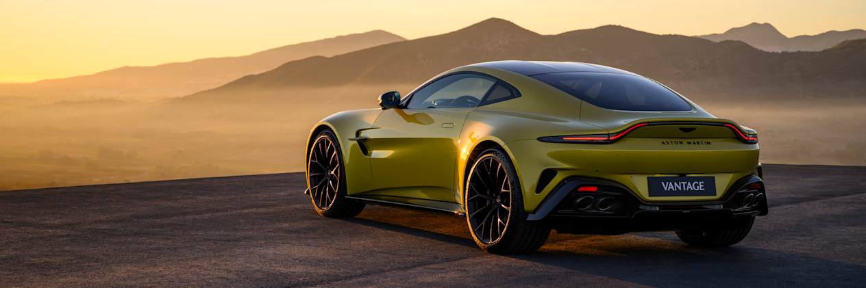 Aston Martin Vantage 2024 : trois quarts arrière gauche statique avec coucher de soleil
