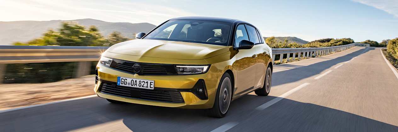 Opel Astra 2022 : trois quarts avant gauche sur route