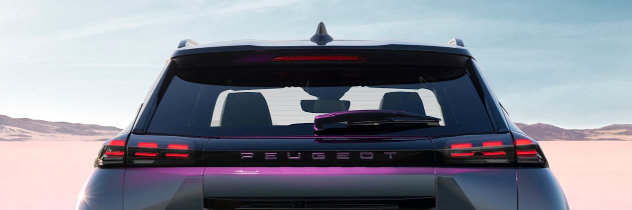 Peugeot 2008 2023 : détail face arrière avec bandeau noir et feux