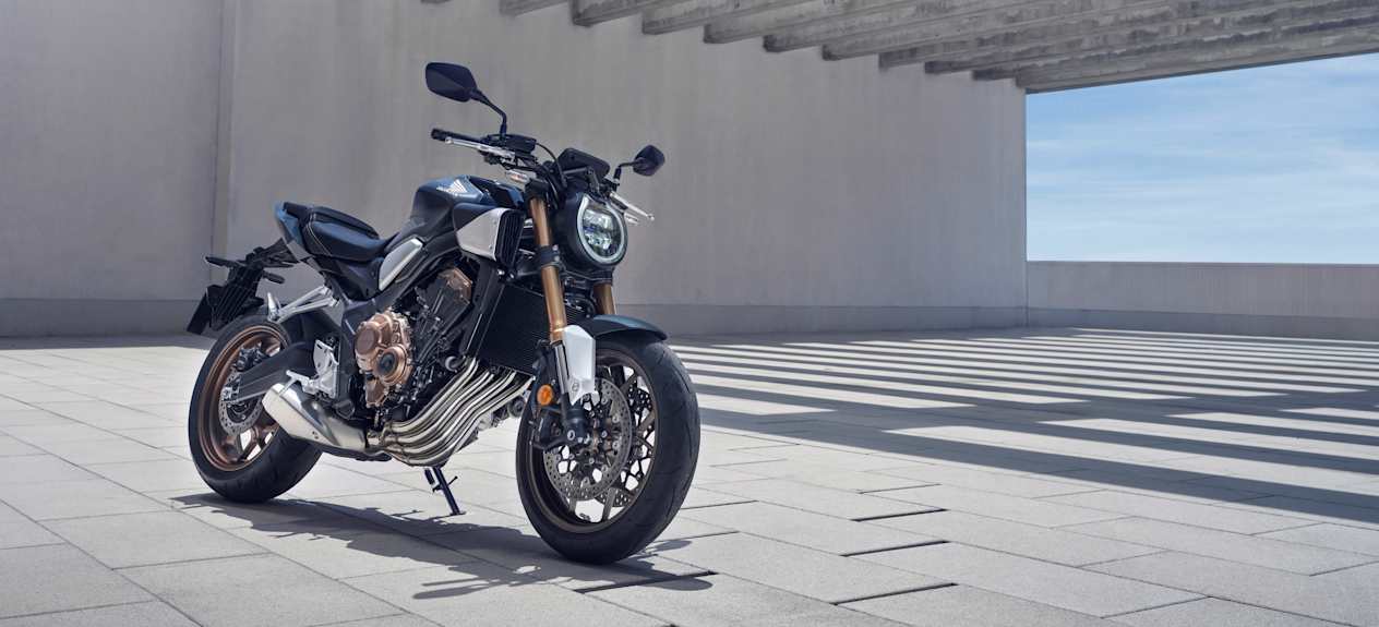 Honda CB650R 2024 : trois quarts avant droit statique