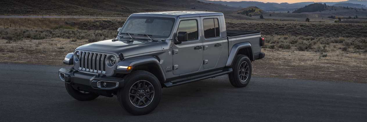 Jeep Gladiator 2022 : Trois quart avant droit en plan large 