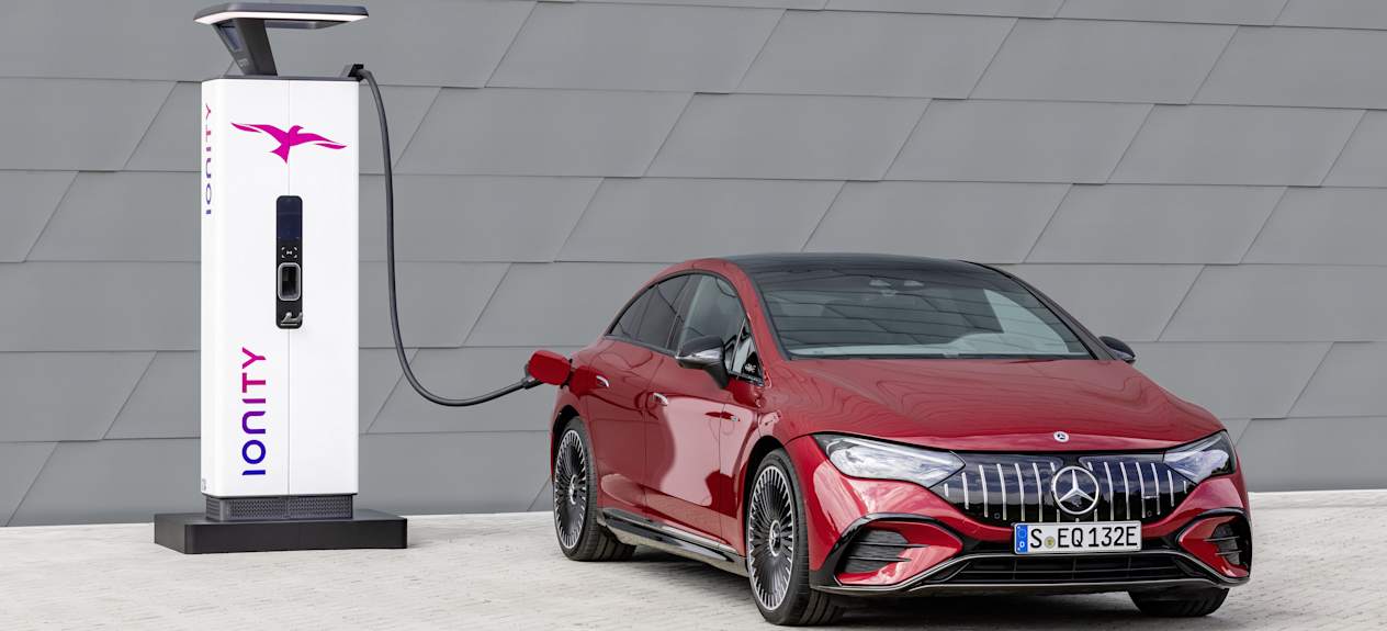 Mercedes-AMG 43 4Matic : Trois quart avant en recharge sur une borne Ionity