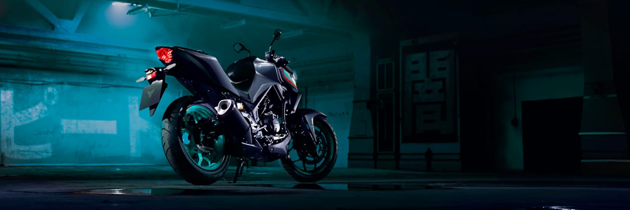 Yamaha MT-03 2023 Cyan Storm : trois quarts arrière droit statique