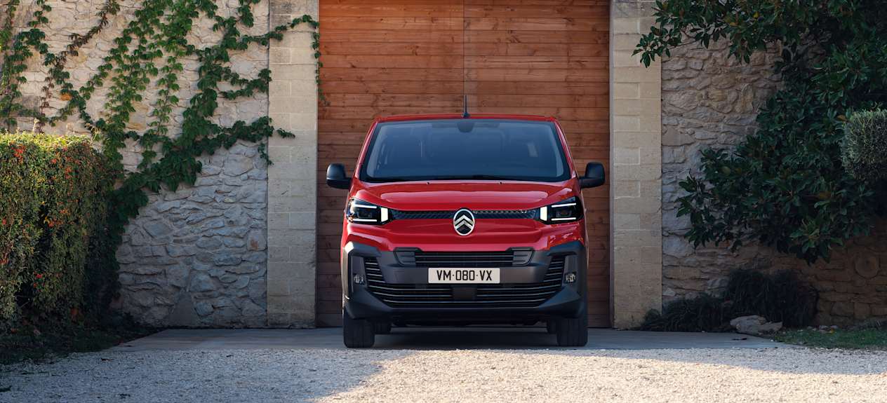 Citroën Jumpy 2024 : face avant statique devant garage