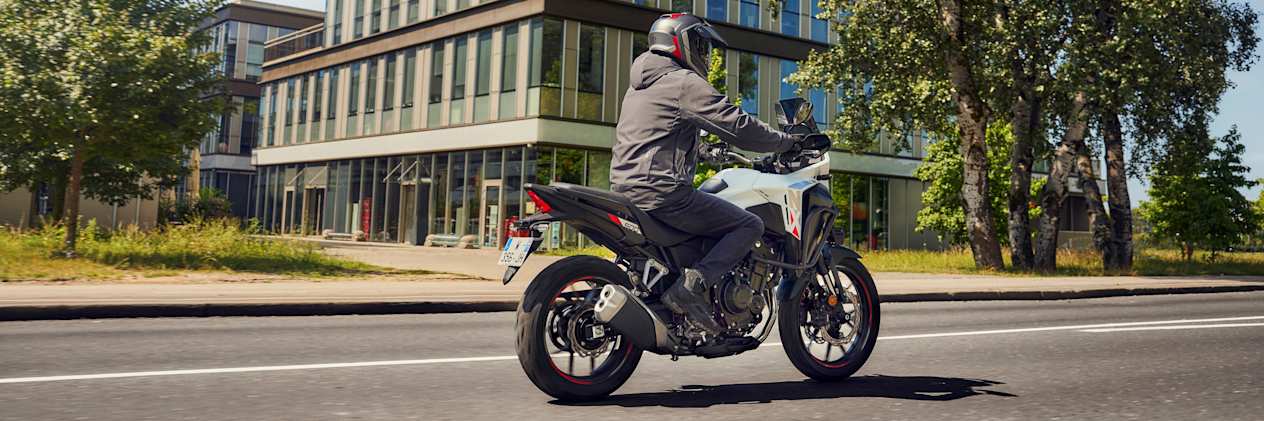 Honda NX500 2024 : trois quarts arrière droit sur route