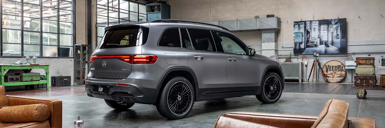Mercedes EQB 2024 : trois quarts arrière droit en studio