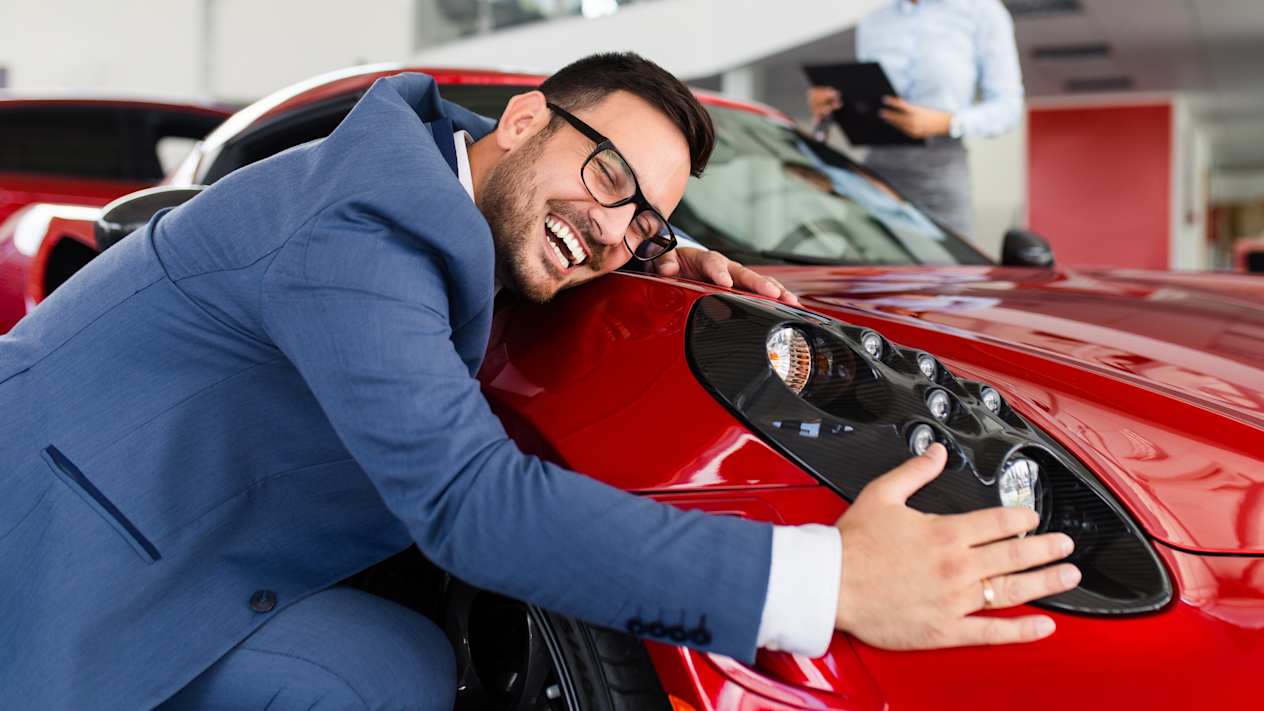 Loi Hamon choix réparateur - Homme heureux Alfa Romeo 4C