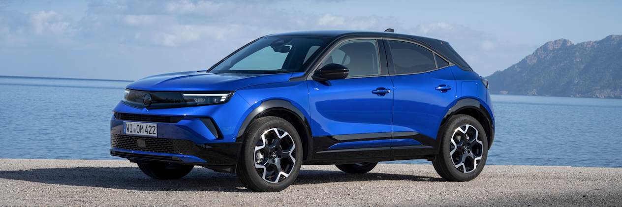 Opel Mokka 2025 : trois quarts avant gauche statique en bord de mer