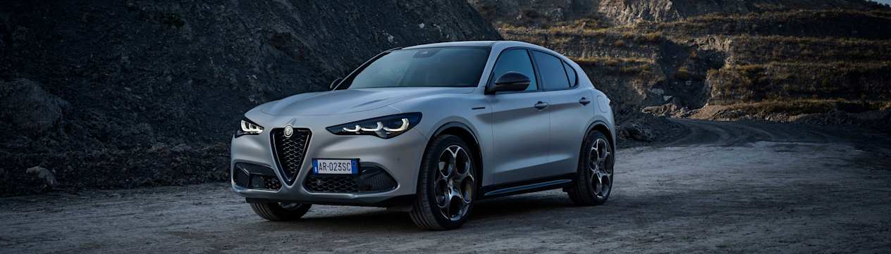 Alfa Romeo Stelvio 2022 : Trois quart avant gauche à l'arrêt