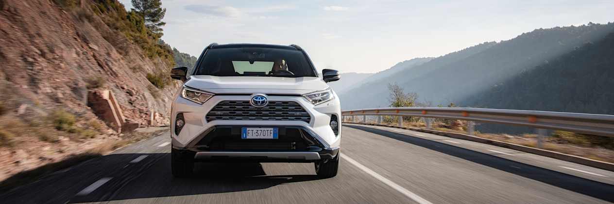 Toyota RAV4 Hybride : face avant sur route