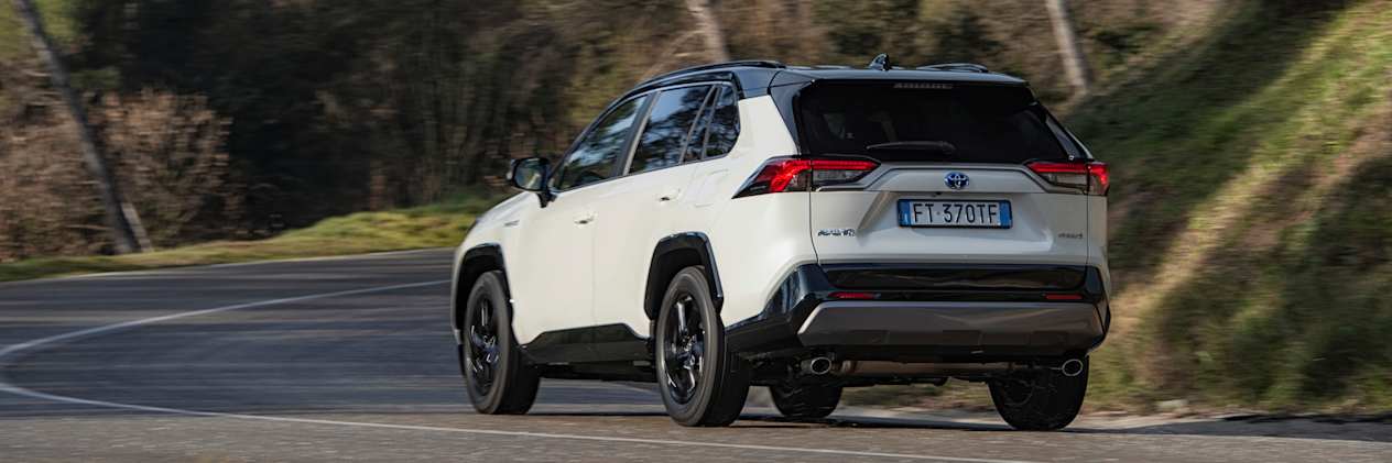 Toyota RAV4 Hybride : trois quarts arrière gauche sur route