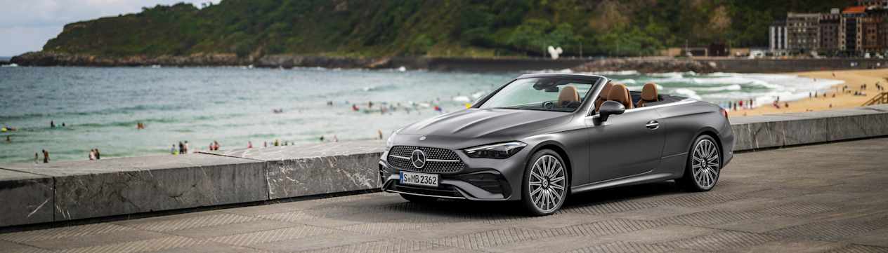 Mercedes CLE Cabriolet 2024 : décapotée vue trois quarts avant gauche en bord de plage