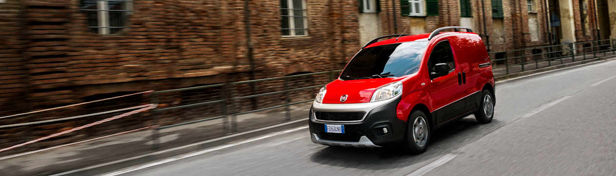 Fiat Fiorino rouge dans la rue