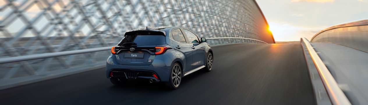 Toyota Yaris GR Sport 2025 : trois quarts arrière droit sur route