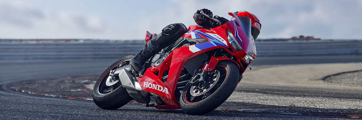 Honda CBR650R 2024 : trois quarts avant droit en virage sur circuit