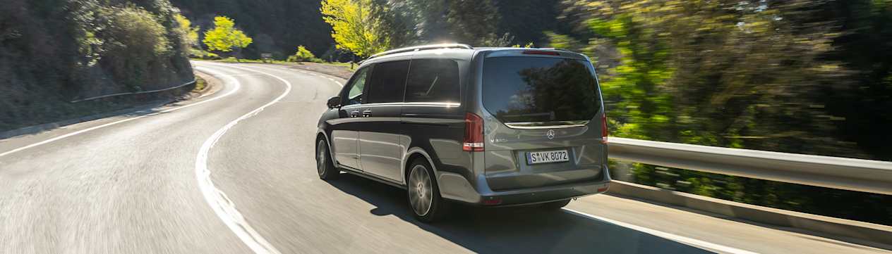 Mercedes-Benz Classe V : vue trois quarts arrière gauche sur route