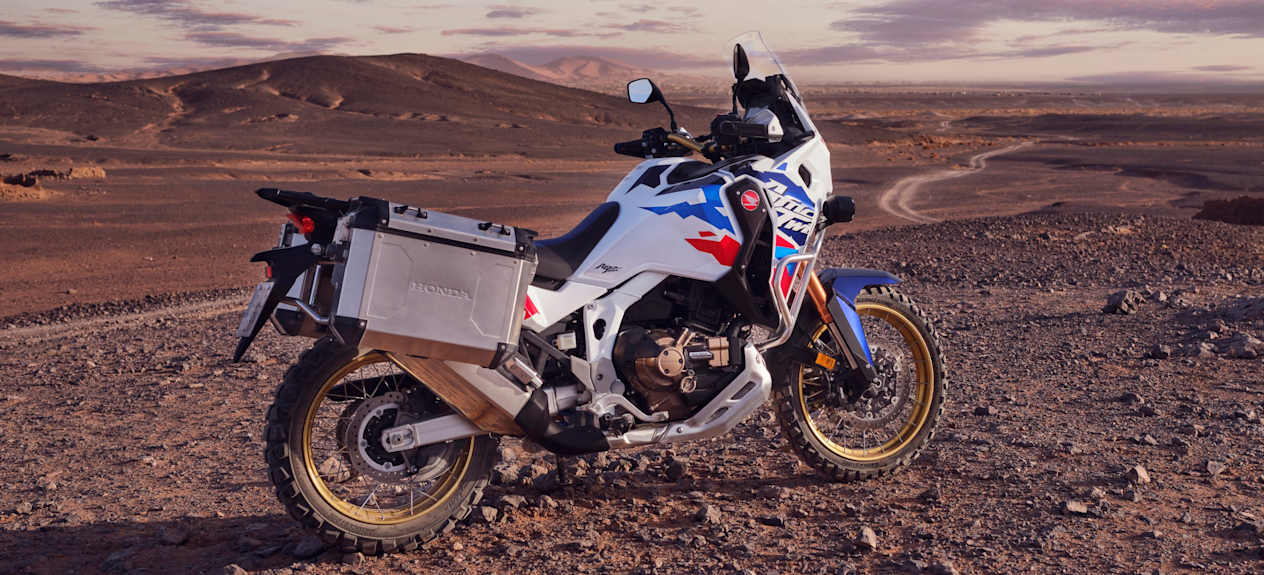 Honda Africa Twin Adventure Sports CRF1100L 2024 : profild roit avec panorama dans le désert