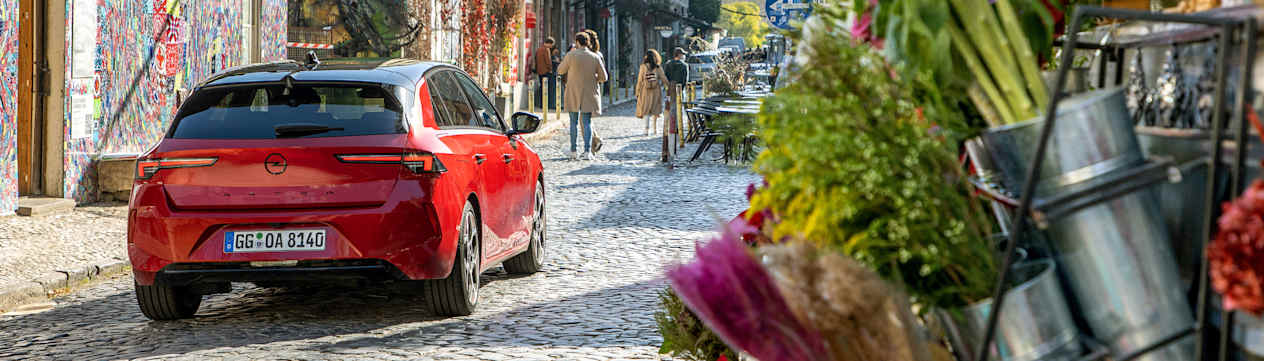 Opel Astra 2022 : trois quarts arrière droit dans la rue