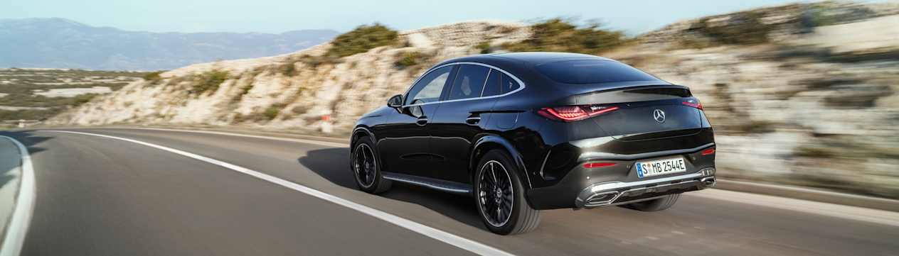 Mercedes GLC Coupé 2023 : trois quarts arrière gauche sur route