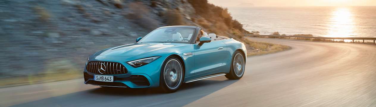 Mercedes-AMG SL 43 2022 : trois quarts avant gauche et coucher de soleil
