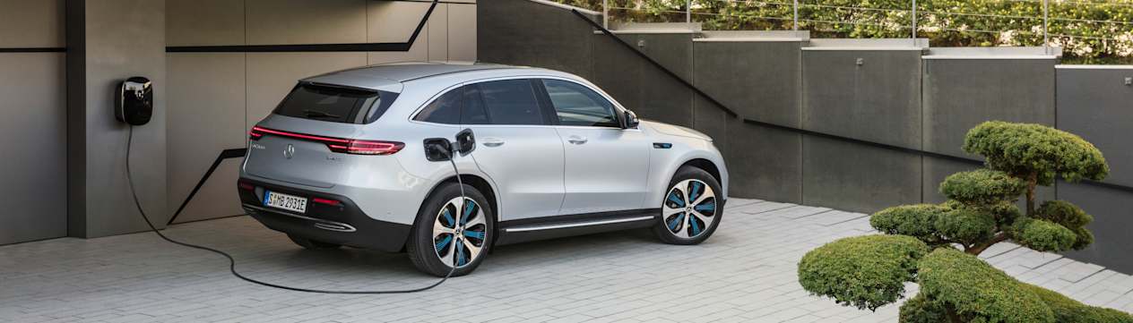 Mercedes EQC : trois quarts arrière droit en charge
