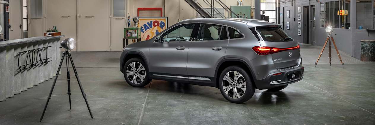Mercedes EQA 2024 : trois quarts arrière gauche en studio