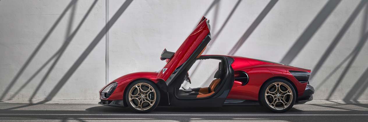 Alfa Romeo 33 Stradale 2023 : profil gauche avec portes ouvertes