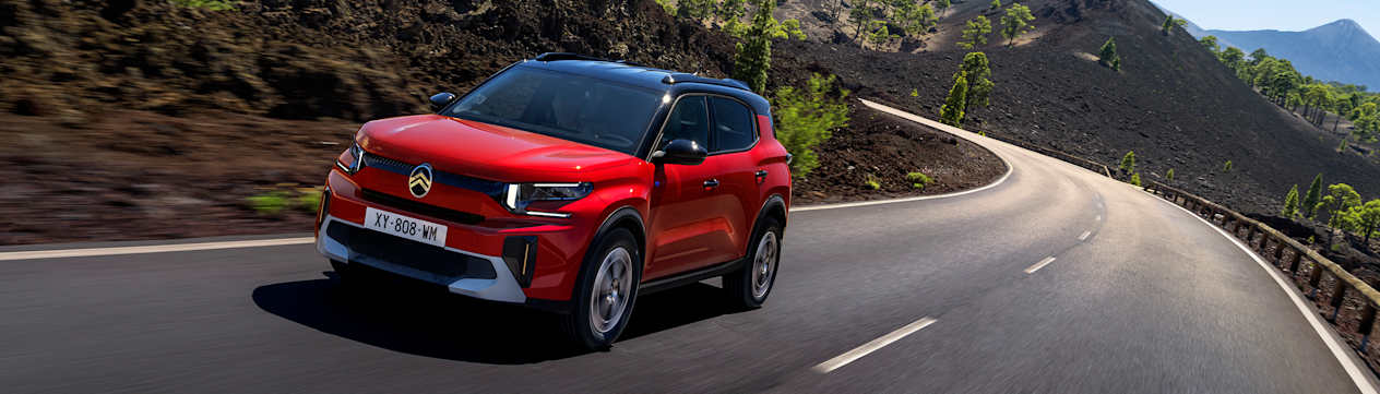 Citroën C3 Aircross 2024 : trois quarts avant gauche sur route en virage