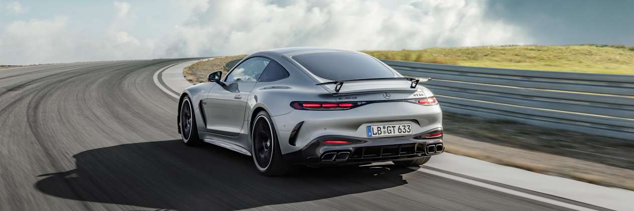 Mercedes-AMG GT 2023 : trois quarts arrière gauche sur circuit