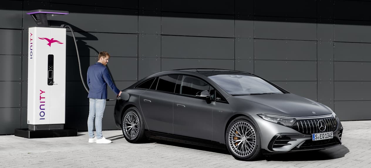 Mercedes-AMG EQS 53 4MATIC+ : Trois quart et mise en charge