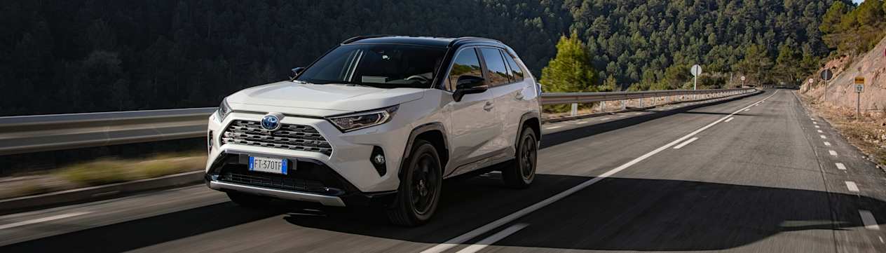 Toyota RAV4 Hybride : trois quarts avant gauche sur route